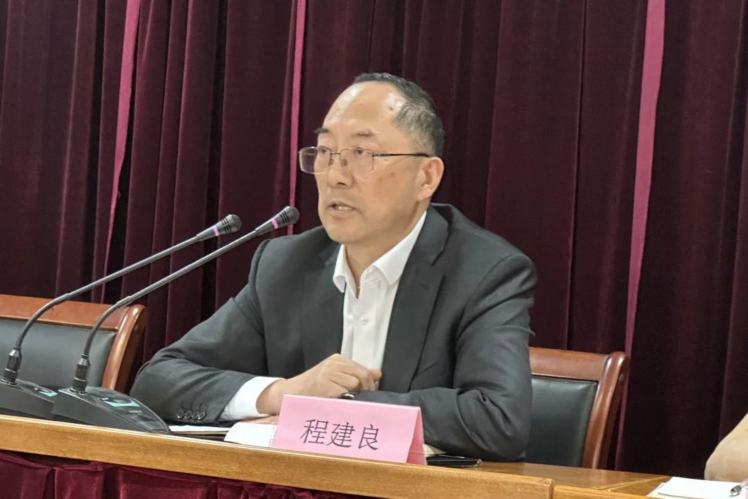 Changshu Polyester nganakake rapat kanggo kader kadal, teknik lan personel teknis, lan personel pemasaran