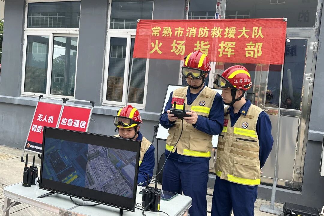 Brigade Fire Rescue Brigade Changshu Dongbang sing diatur Dongbang, Meili, lan Zitang Fire Brigades kanggo nglakokake latihan geni sing praktis ing pabrik kasebut