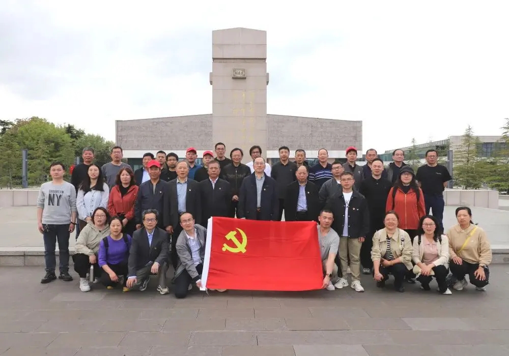 Changshu Polyester Co., Ltd. Cabang Partai ngatur kunjungan menyang Balai Peringatan Tentara Keempat Anyar Yancheng